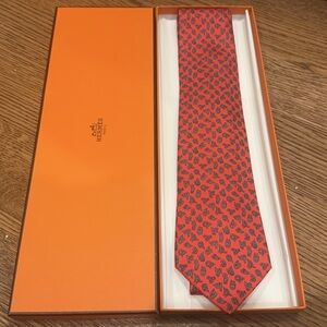 HERMES Authentic Vintage Cravate Twill Tie 100% Silk Red Interlocking Horseshoes